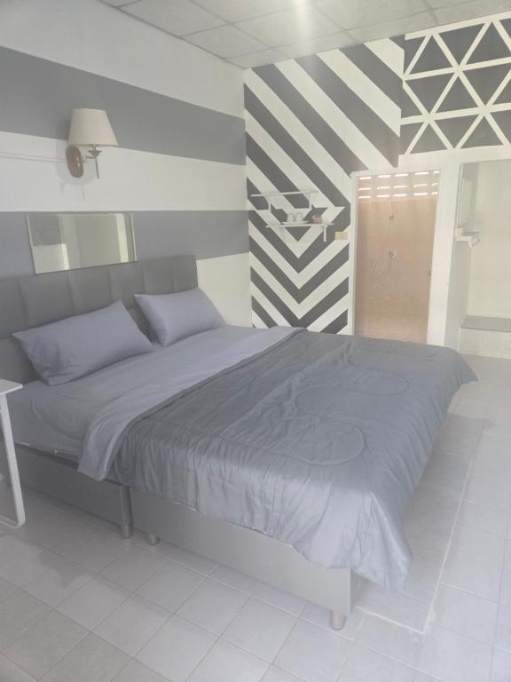 Khao Ban Eing grey room