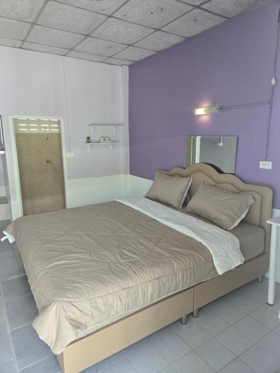Khao Ban Eing purple room