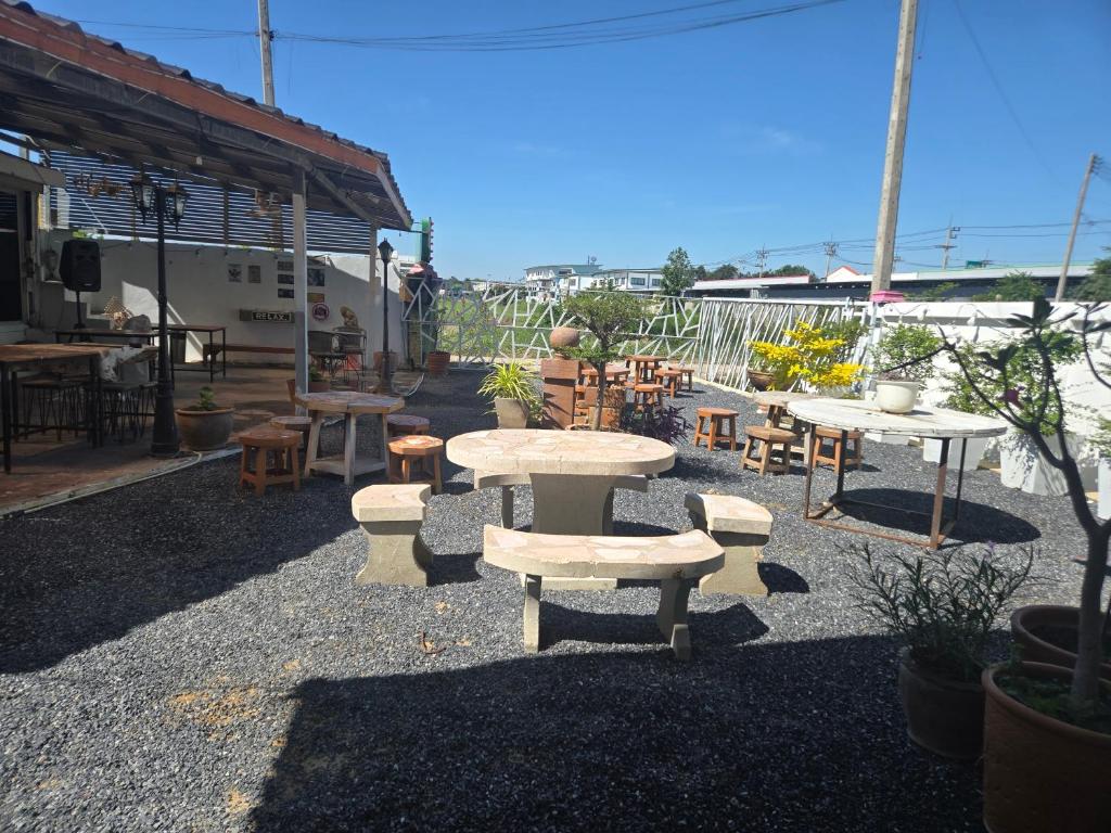 Garden and outdoor seating at Khao Ban Eing